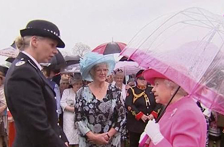 המלכה משוחחת עם קצינת המשטרה