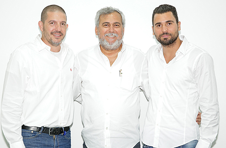 מימין: יוסי ונחום ביתן, ארז אייזנברג. עוזב על רקע מחלוקות מימין: יוסי ונחום ביתן, ארז אייזנברג. עוזב על רקע מחלוקות