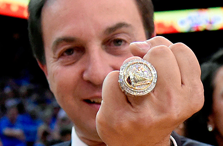 לאקוב מציג את טבעת האליפות שלו, שיהלום אחד שובץ בה עבור כל משחק שבו ניצחה הווריורס מאז 2010