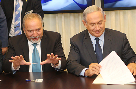 נתניהו וליברמן חותמים על הסכם ההצטרפות לממשלה נתניהו וליברמן חותמים על הסכם ההצטרפות לממשלה