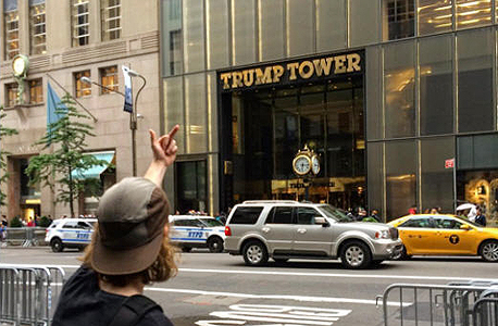 טראמפ טאואר ניו יורק סלפי אצבע משולשת, צילום: instagram/jomphe666