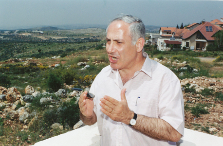 בנימין נתניה ביישוב ברקן ב שומרון ב 1994 התנחלויות, צילום: אביגיל עוזי