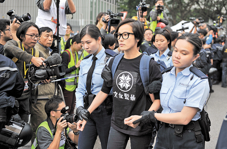 דניס הו בעת מעצרה בהונג קונג ב-2014