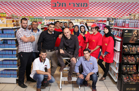 בלאל (יושב במרכז) ומוחמד (לידו בחולצה שחורה) סלאח עם עובדי הסניף של קינג סטור בנצרת עלית. "כל מה שקרה לפני 15 שנים אצל היהודים מתחיל לקרות אצלנו" בלאל (יושב במרכז) ומוחמד (לידו בחולצה שחורה) סלאח עם עובדי הסניף של קינג סטור בנצרת עלית. "כל מה שקרה לפני 15 שנים אצל היהודים מתחיל לקרות אצלנו"