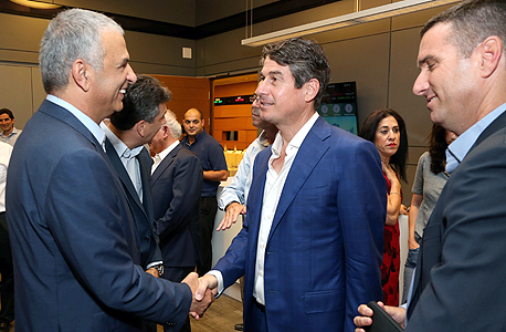 משה כחלון עם סטפן בורגס מנכ"ל כיל משה כחלון עם סטפן בורגס מנכ"ל כיל