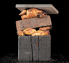  Õ מטבח האש: מנת עוף הוגשה עם משטח אבן קיסר לוהט מעליה