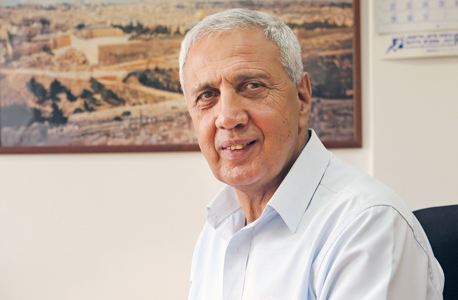 ד"ר רמי סולימני: "אם אמא שלי לא היתה שולחת אותי לפנימייה הייתי עובד היום בחקלאות, כמו אבא שלי, או שהייתי ירקן טוב. אבל אם מתערבים בזמן הכל אפשרי. אם אנשים משמעותיים מושיטים לך את היד, ובזמן, ארץ האפשרויות זה כאן" ד"ר רמי סולימני: "אם אמא שלי לא היתה שולחת אותי לפנימייה הייתי עובד היום בחקלאות, כמו אבא שלי, או שהייתי ירקן טוב. אבל אם מתערבים בזמן הכל אפשרי. אם אנשים משמעותיים מושיטים לך את היד, ובזמן, ארץ האפשרויות זה כאן"