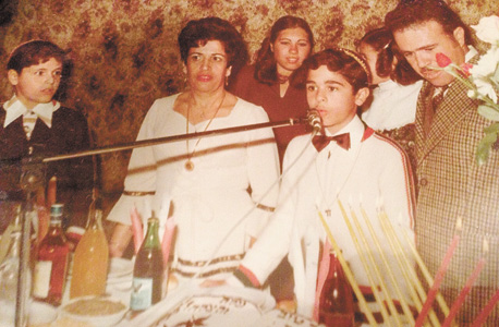 1978 - איציק בנבנישתי בבר המצווה שלו, עם הוריו אהרון ורבקה 1978 - איציק בנבנישתי בבר המצווה שלו, עם הוריו אהרון ורבקה