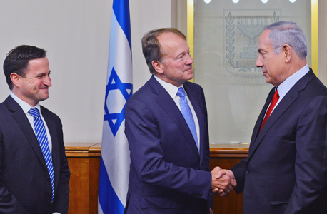 בינמין נתניהו, ג'ון צ'ימברס ומנכ"ל החברה בישראל אורן שגיא בינמין נתניהו, ג'ון צ'ימברס ומנכ"ל החברה בישראל אורן שגיא