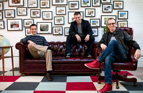 מייסדי airbnb מימין: ג'ואי ג'בייה, בריאן צ'סקי ונייתן בלצ'ארקזיק 