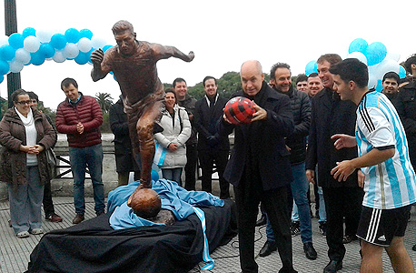 פסל ברונזה של ליאו מסי בואנוס איירס, צילום: אי פי איי