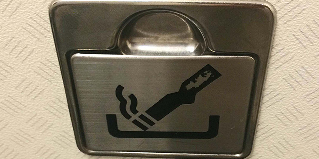 אם אסור לעשן בטיסה, למה יש עדיין מאפרה בשירותי המטוס?