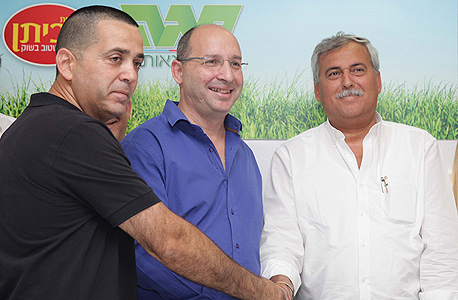 מימין: נחום ביתן, אבי ניסנקורן ואייל אלי, ועד עובדי מגה מימין: נחום ביתן, אבי ניסנקורן ואייל אלי, ועד עובדי מגה