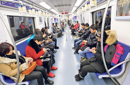נוסעים ברכבת בבייג'ינג גולשים בסמארטפונים. פייסבוק וטוויטר חסומות בסין, והתחליפים המקומיים נתונים לפיקוח מתמיד נוסעים ברכבת בבייג'ינג גולשים בסמארטפונים. פייסבוק וטוויטר חסומות בסין, והתחליפים המקומיים נתונים לפיקוח מתמיד