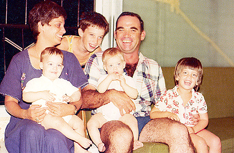 1978. רן גוראון בן ה־9 עם הוריו יאיר ונעמי ואחיו יעל, אורי וטל בדירת המשפחה ברחובות