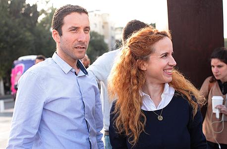 מימין: סתיו שפיר ואיציק שמולי. "לא היו מגיעים לכנסת לולא המחאה" מימין: סתיו שפיר ואיציק שמולי. "לא היו מגיעים לכנסת לולא המחאה"