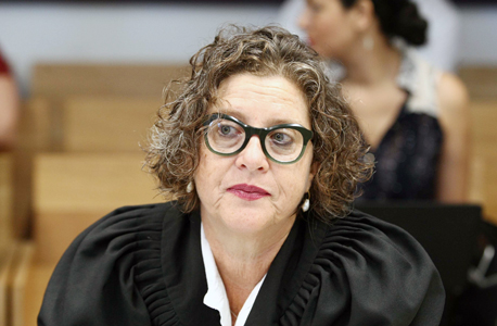 התובעת חנה קורין. "יצירת הביקושים המלאכותיים זאת הונאה" התובעת חנה קורין. "יצירת הביקושים המלאכותיים זאת הונאה"