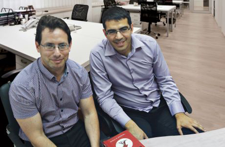 (רן גיורא ועומר רבינוביץ'. "בניגוד למשקיע המוסדי, המשקיע הפרטי יכול להגיב לשינויים בשוק בצורה מהירה בלי המגבלות שחלות על בתי ההשקעות הגדולים") (רן גיורא ועומר רבינוביץ'. "בניגוד למשקיע המוסדי, המשקיע הפרטי יכול להגיב לשינויים בשוק בצורה מהירה בלי המגבלות שחלות על בתי ההשקעות הגדולים")