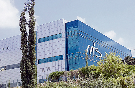המפעל של MIS בכרמיאל, ושתלים שלה. "לא התייאשתי אחרי הנפילה כי ראיתי את הפוטנציאל, וגם כי כבר הייתי בתוך זה וחייתי את זה. אבא שלי לימד אותנו מילדות לחרוט ולכרסם דברים קטנים ממתכת" המפעל של MIS בכרמיאל, ושתלים שלה. "לא התייאשתי אחרי הנפילה כי ראיתי את הפוטנציאל, וגם כי כבר הייתי בתוך זה וחייתי את זה. אבא שלי לימד אותנו מילדות לחרוט ולכרסם דברים קטנים ממתכת"