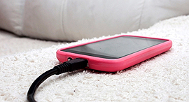 סמארטפון הטענה סוללה טעינה, צילום: גטי אימג'ס