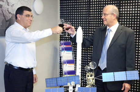 יוסי וייס מנכ"ל התעשייה האווירית ודוד פולק מנכ"ל חלל תקשורת יוסי וייס מנכ"ל התעשייה האווירית ודוד פולק מנכ"ל חלל תקשורת