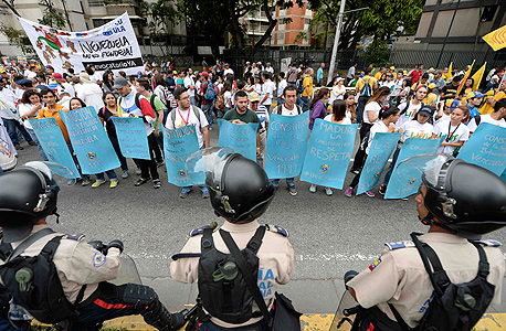 מפגינים בוונצואלה קוראים להדיח את הנשיא ניקולאס מדורו מתפקידו. המדינה נמצאת במשבר הומניטרי קשה וסובלת ממחסור חמור במוצרי יסוד רבים