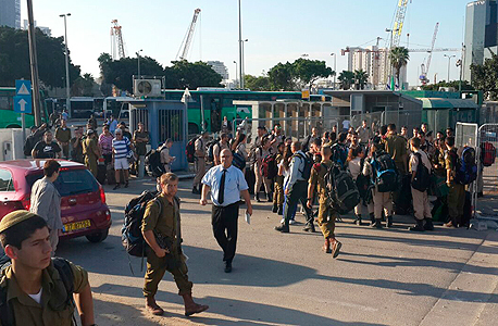 חיילים מחכים להסעה בתחנת הרכבת ברחוב ארלוזרוב בתל אביב חיילים מחכים להסעה בתחנת הרכבת ברחוב ארלוזרוב בתל אביב