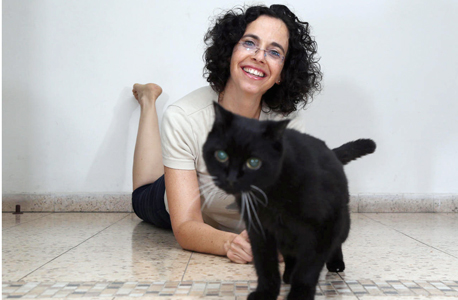 אוצרת התערוכה מיכל פז קלפ עם החתול האישי אוצרת התערוכה מיכל פז קלפ עם החתול האישי