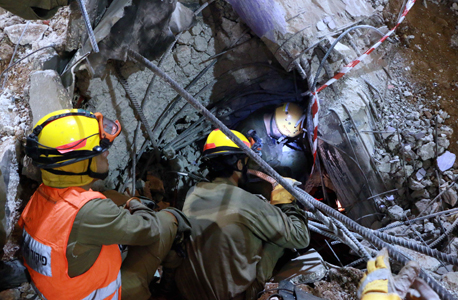 צוותי החילוץ בחניון שקרס ברחוב הברזל. רוב הבכירים מפנים אצבע מאשימה כלפי המדינה צוותי החילוץ בחניון שקרס ברחוב הברזל. רוב הבכירים מפנים אצבע מאשימה כלפי המדינה
