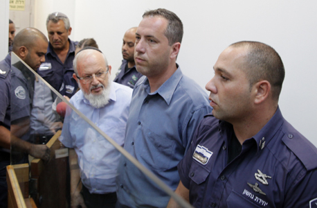 מימין: בנה של פיירברג, עו"ד צפריר פיירברג, ועו"ד אברהם גוגיא בעת הארכת מעצרם בשבוע שעבר מימין: בנה של פיירברג, עו"ד צפריר פיירברג, ועו"ד אברהם גוגיא בעת הארכת מעצרם בשבוע שעבר
