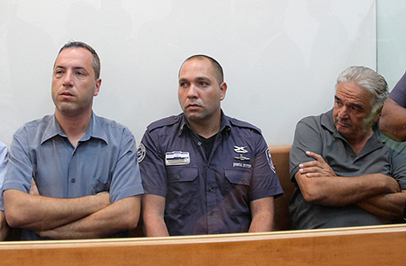 הארכת המעצר: מימין - אברהם תשובה ועו"ד צפריר פיירברג הארכת המעצר: מימין - אברהם תשובה ועו"ד צפריר פיירברג