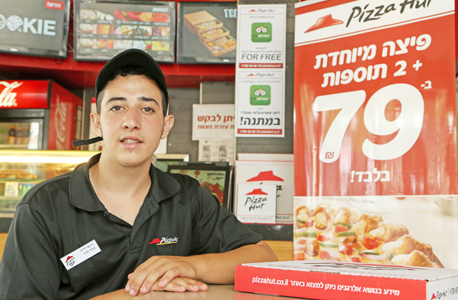 מיכאל דרעי, מנהל סניף של פיצה האט בת"א. החל את דרכו ברשת כחייל בודד מיכאל דרעי, מנהל סניף של פיצה האט בת"א. החל את דרכו ברשת כחייל בודד
