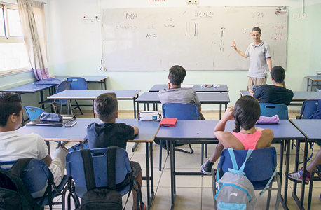 חגי הלל, מורה לביולוגיה, מחנך ורכז שכבת י"ב בתיכון רנה קאסן. "אני מאמין בדיאלוג. אני שואל את עצמי כמה דקות בשנה הילד זוכה לשיחה בארבע עיניים עם מורה. זה כל כך מעט, והם כל כך רוצים את זה" חגי הלל, מורה לביולוגיה, מחנך ורכז שכבת י"ב בתיכון רנה קאסן. "אני מאמין בדיאלוג. אני שואל את עצמי כמה דקות בשנה הילד זוכה לשיחה בארבע עיניים עם מורה. זה כל כך מעט, והם כל כך רוצים את זה"