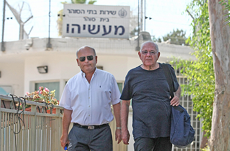 מימין דן כהן ביום שחרורו מהכלא יחד עם עו"ד מיקי שפיגלמן מימין דן כהן ביום שחרורו מהכלא יחד עם עו"ד מיקי שפיגלמן