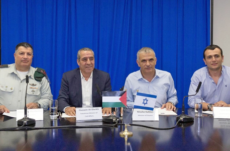 מימין: שי באב"ד, משה כחלון, חוסיין א-שייח ואלוף יואב פולי מרדכי בטקס החתימה מימין: שי באב"ד, משה כחלון, חוסיין א-שייח ואלוף יואב פולי מרדכי בטקס החתימה