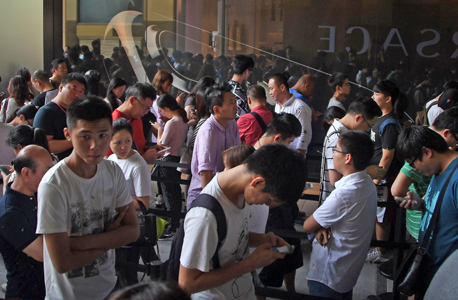 תורים בשנגחאי, סין, ביום הראשון למכירת האייפון 7 של אפל, צילום: איי יאף פי