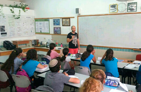 כיתה בשיעור פיתוח חשיבה מתמטית שהעביר סטודנט המכללה מיכאל זינובייב כיתה בשיעור פיתוח חשיבה מתמטית שהעביר סטודנט המכללה מיכאל זינובייב