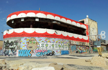 DEDE והיצירה Wind Up Teeth בדולפינריום DEDE והיצירה Wind Up Teeth בדולפינריום