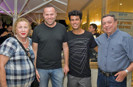 מימין טל מוסרי אדיר מילר והוריו יואל ומריאן מימין טל מוסרי אדיר מילר והוריו יואל ומריאן