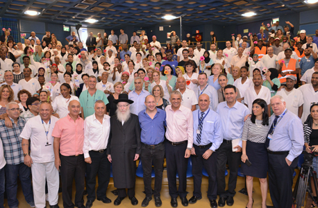 עובדי הנקיון עם השרי משה כחלון ויעקב ליצמן ויו"ר ההסתדרות אבי ניסנקורן עובדי הנקיון עם השרי משה כחלון ויעקב ליצמן ויו"ר ההסתדרות אבי ניסנקורן