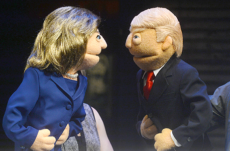 שחקני המחזה אבניו קיו הציגו עימות בין בובות הילרי קלינטון ו דונלד טראמפ, צילום: אם סי טי