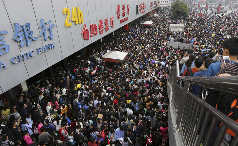 נסו לעלות על רכבת כשעשרות אלפי סינים מצטופפים בתחנה