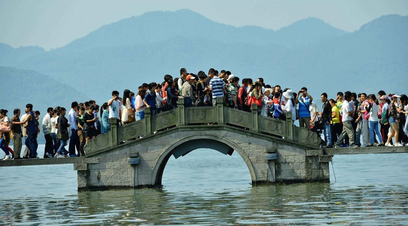 גשר יונגג'ין באגם המערבי בהאנגז'ואו. זה הזמן להתרחק מסין