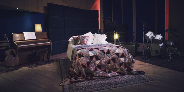 Airbnb מציעה: לילה חלומי באולפני אבי רוד; הטיסה - חינם