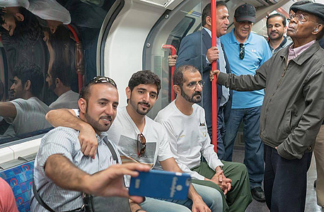 עם בנו חמדאן ברכבת התחתית של לונדון. אחרי האביב הערבי, הוא מנסה להצטייר כאחד העם עם בנו חמדאן ברכבת התחתית של לונדון. אחרי האביב הערבי, הוא מנסה להצטייר כאחד העם