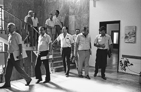 הייצוב ושברו. שרי הממשלה יוצאים מהישיבה שבה נוסחה תוכנית הייצוב ב־1985. כאן החל הכרסום במגזר הציבורי שנמשך עד היום הייצוב ושברו. שרי הממשלה יוצאים מהישיבה שבה נוסחה תוכנית הייצוב ב־1985. כאן החל הכרסום במגזר הציבורי שנמשך עד היום
