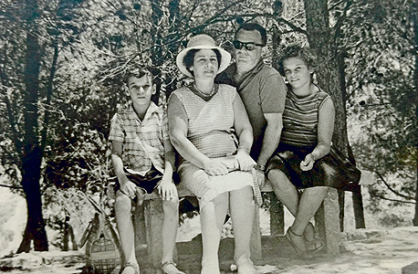 1963. דב מורן בן ה־8 עם הוריו ברוך ובינה ואחותו מרגלית בת ה־11, גן הקופים רמת גן 1963. דב מורן בן ה־8 עם הוריו ברוך ובינה ואחותו מרגלית בת ה־11, גן הקופים רמת גן