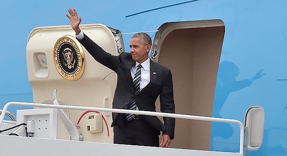 נשיא ארה"ב ברק אובמה יורד ממטוסו אייר פורס 1 ב נתב"ג בדרכו להלוויתו של שמעון פרס, צילום: אם סי טי