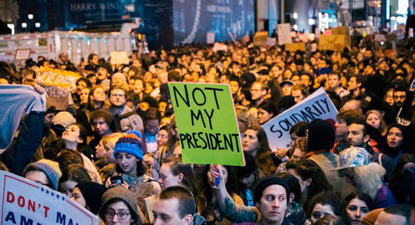 ההפגנה בניו יורק. "הוא לא הנשיא שלי"