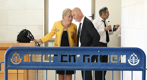 ראשת עיריית נתניה מרים פיירברג ועורך דינה נתי שמחוני, היום בביהמ"ש, צילום: אוראל כהן